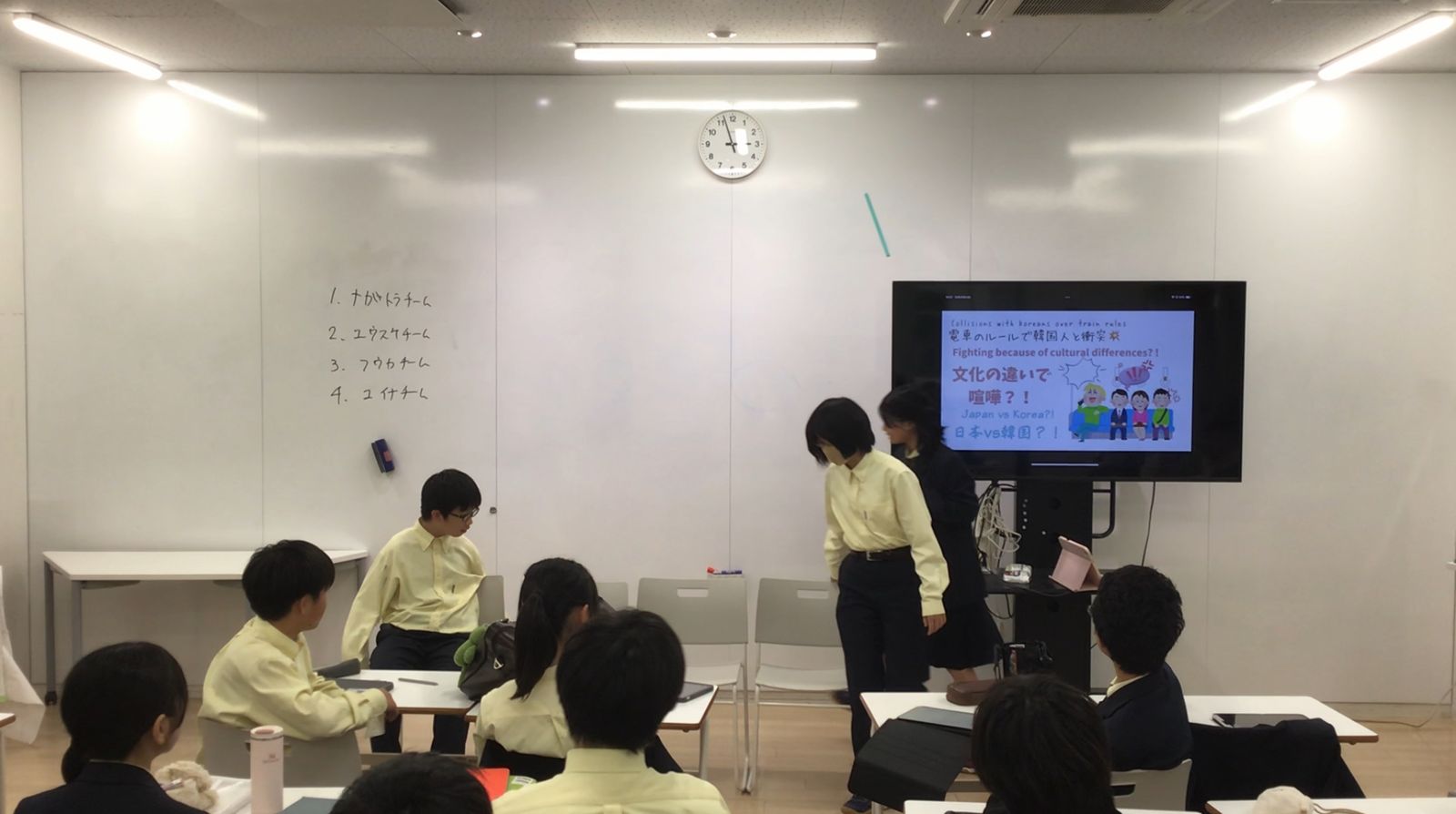 グループで学ぶ授業風景