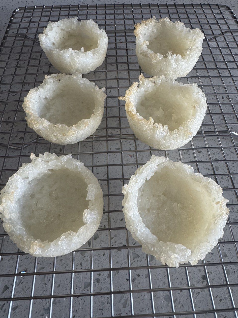焼き上げたカップ型のクリスピーライス